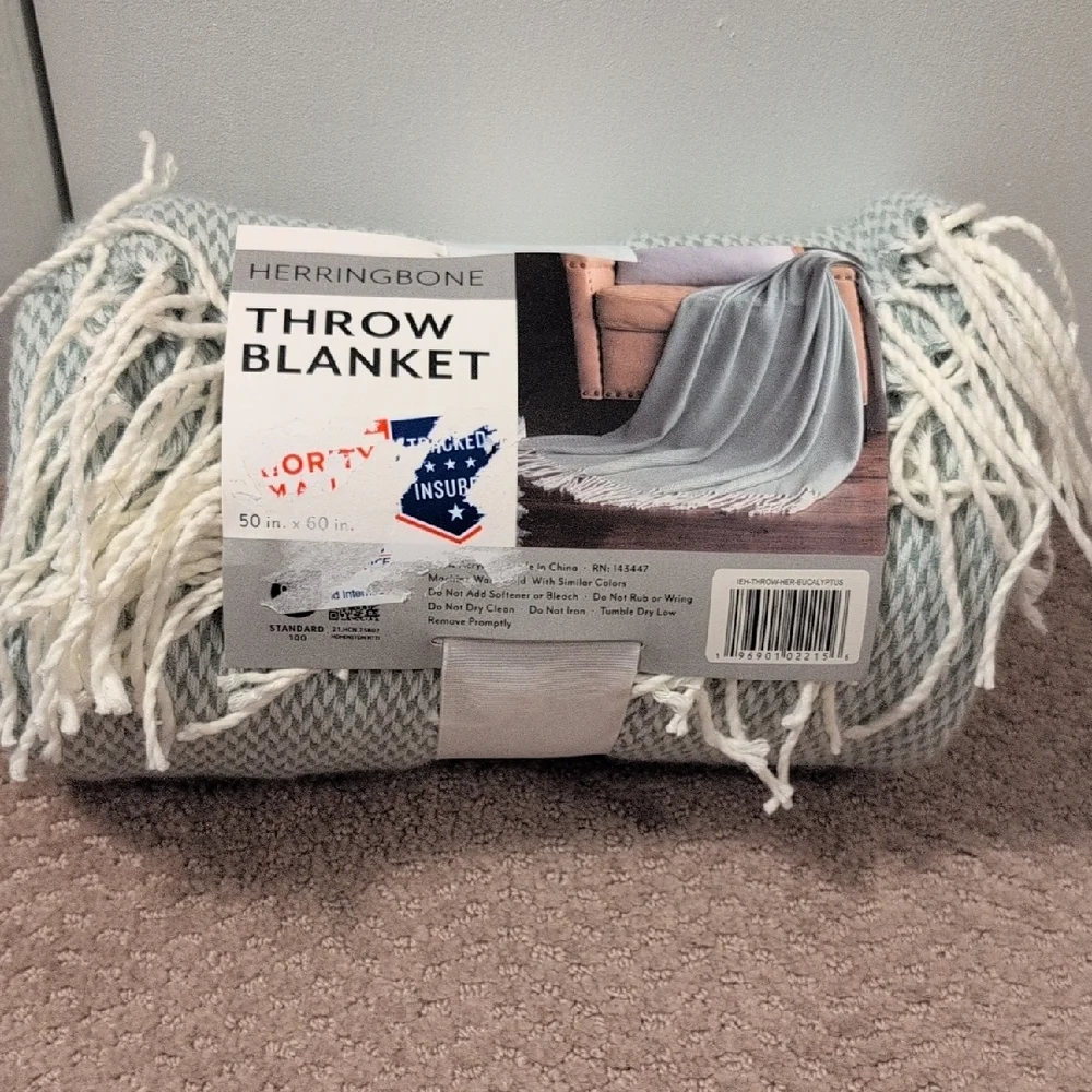 Herringbone Throw Blanket in Blue and White NWT